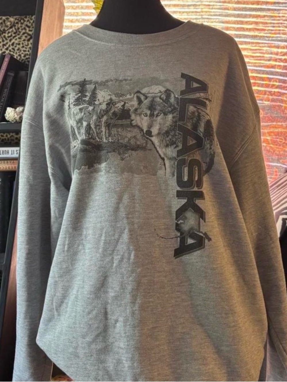 Alaska Wolf Graphic Crewneck Sweatshirt - Gray